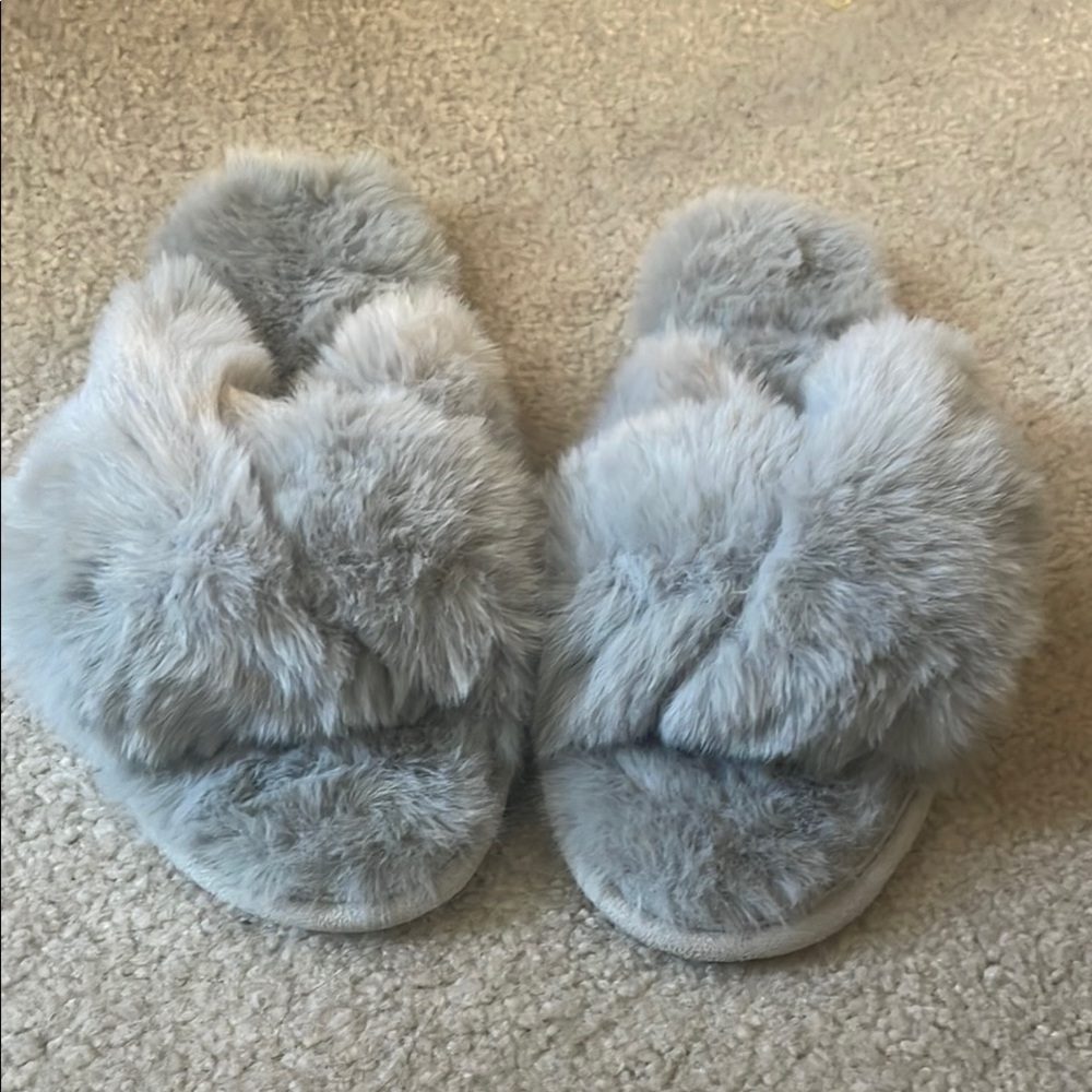 LOFT Cozy Gray Faux Fur Slippers